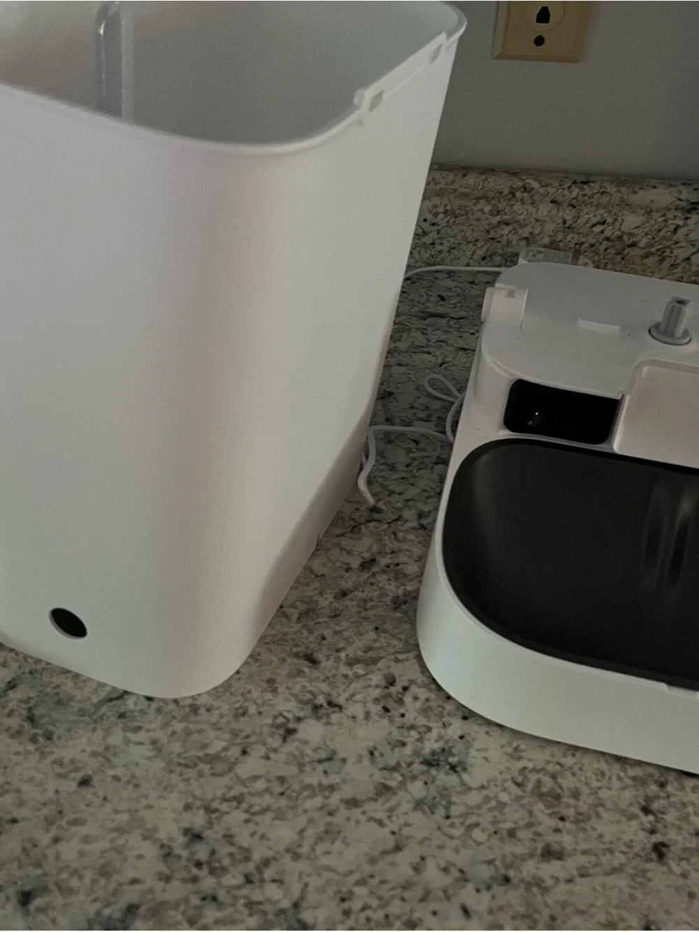 Yumshare Dual-Hopper Automatic Feeder in White & Black